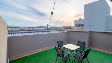 Apartemen Basic | Tempat makan outdoor