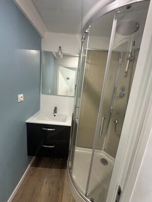 Doccia, vasca idromassaggio, asciugamani, sapone