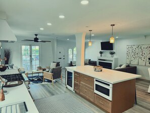 Interior - Belmont Shore Beach Home, Sleeps 8+, Walk to Beach – Balcony & Patio (Long Beach)