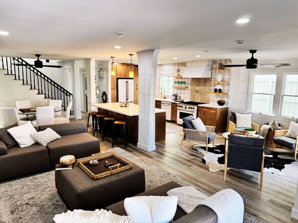 Smart TV, fireplace - Belmont Shore Beach Home, Sleeps 8+, Walk to Beach – Balcony & Patio (Long Beach)