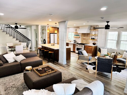 Modern Belmont Shore Beach House. Walk to Sand. Sleeps 8. Patio + Balcony.