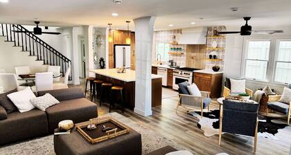 Modern Belmont Shore Beach House. Walk to Sand. Sleeps 8. Patio + Balcony.