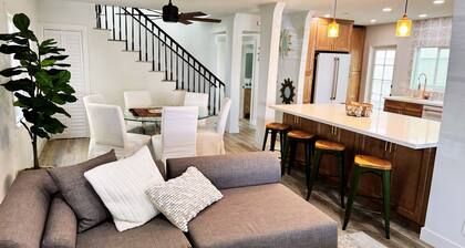 Belmont Shore Beach Home, Sleeps 8+, Walk to Beach – Balcony & Patio