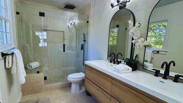 Dusche, Haartrockner, HandtĂŒcher, Seife