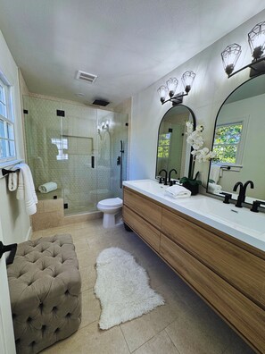 Douche, serviettes fournies, savon, papier de toilette