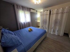 3 多间卧室、免费 WiFi、床单