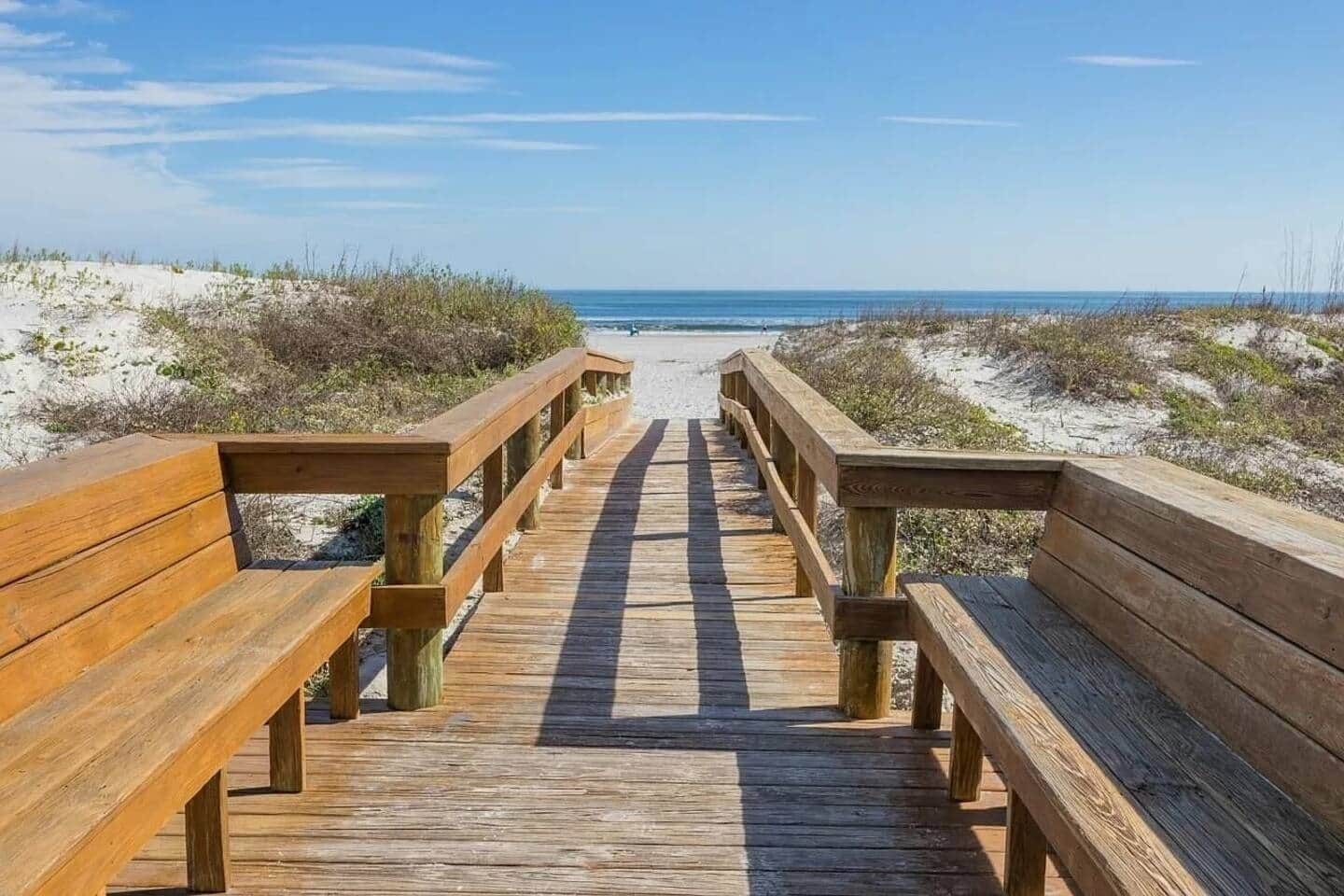 På stranden, solsenger og strandhåndklær