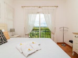 3 bedrooms, iron/ironing board, internet, bed sheets