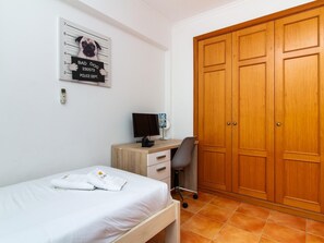 3 bedrooms, iron/ironing board, Internet, bed sheets