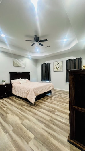 3 bedrooms, iron/ironing board, WiFi, bed sheets