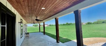 Charming 3-bedroom farmhouse with WiFi, AC in scenic Valley View