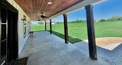Charming 3-bedroom farmhouse with WiFi, AC in scenic Valley View