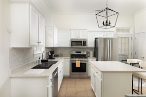 Microwave, oven, stovetop, dishwasher - Welcome to Healing House, a charming 3-bedroom house with WiFi, AC, free parking (Bessemer)