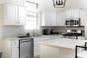 Mikrobølgeovn, ovn, kokeplater og oppvaskmaskin