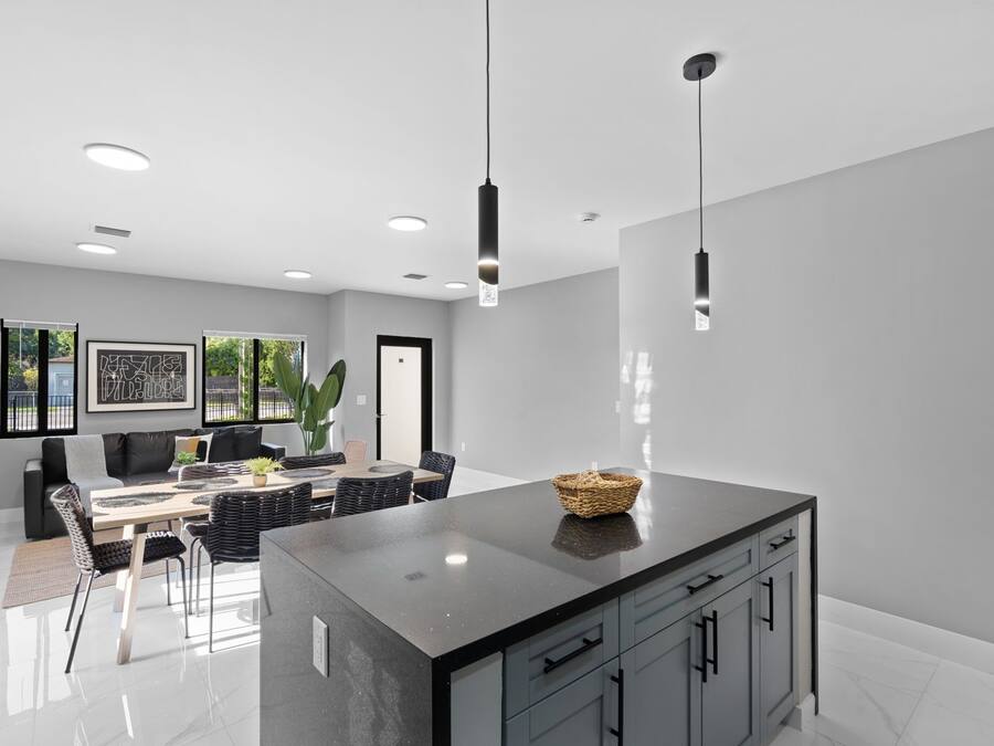 Geladeira, micro-ondas, cooktop, lava-louças