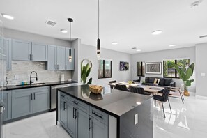 Fridge, microwave, stovetop, dishwasher - Townhouses Near Wynwood (Miami)