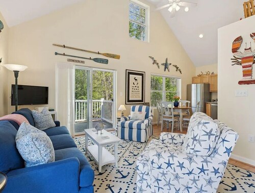 Cozy coastal 2-bedroom cottage, short walk to Goose Rocks Beach.