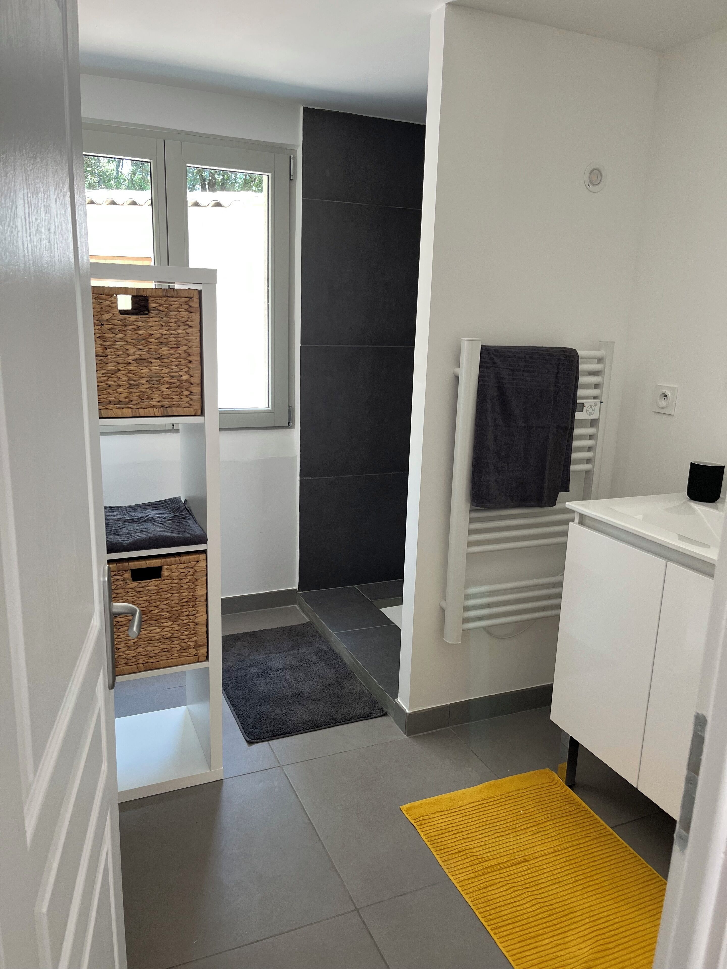 Douche, serviettes fournies, papier toilette