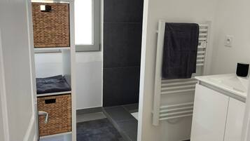 Douche, serviettes fournies, papier toilette