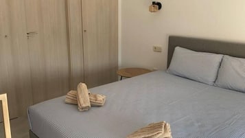 1 slaapkamer, een strijkplank/strijkijzer, gratis wifi, beddengoed