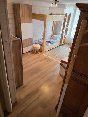 4 bedrooms, iron/ironing board, WiFi, bed sheets
