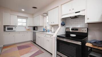 Kylskåp, mikrovågsugn, ugn och spishäll