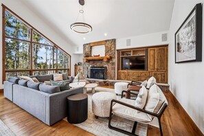 Televisión y chimenea 