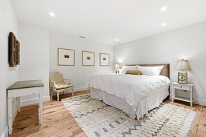 2 bedrooms, desk, WiFi, bed sheets