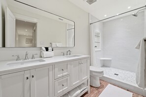 Asciugacapelli, asciugamani, sapone, shampoo