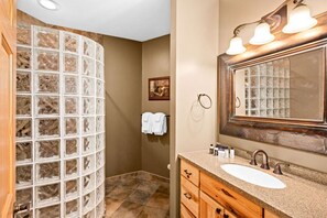 Suihku, hiustenkuivaaja, pyyhkeet