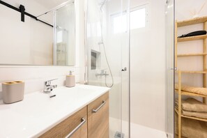 Secadora de cabello, toallas, jabón, papel de baño