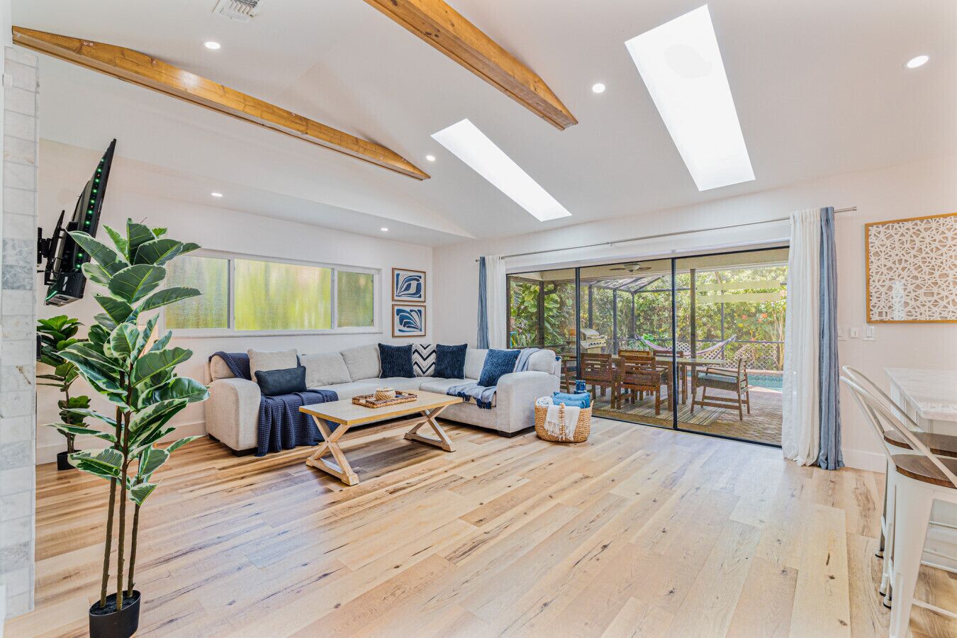 Smart TV, fireplace, stereo