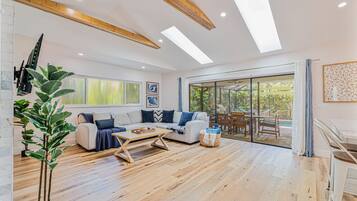 Smart TV, fireplace, stereo