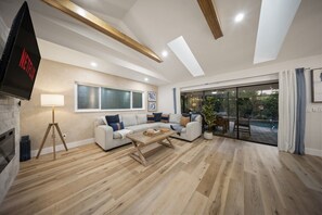 Smart TV, fireplace, table football, stereo - Olam Villa | Heated Pool | Cinema & GameRoom (Naples)