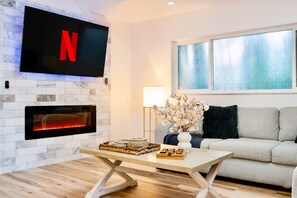 Een smart-tv, een open haard en een stereo