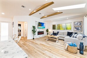 Smart TV, fireplace, stereo