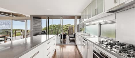 Microondas, horno, lavavajillas, cafetera/tetera