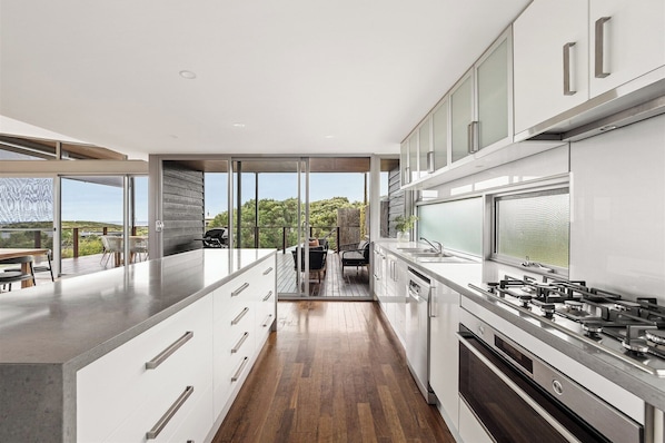 Microwave, oven, dishwasher, coffee/tea maker