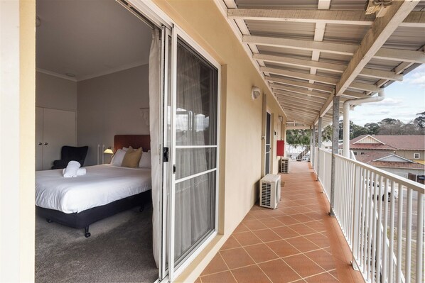 1 chambre, fer et planche à repasser