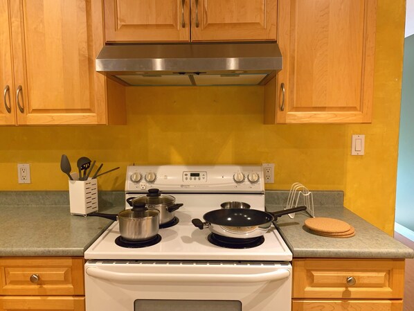 冷蔵庫、電子レンジ、オーブン、コンロ