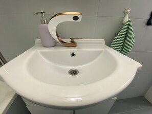 Apartment, 2 Bedrooms, Smoking, Patio | Bathroom