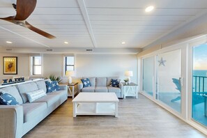 Fernseher, Tischfußball, Tischtennisplatte