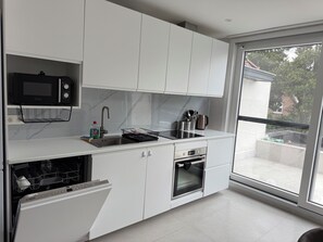 Micro-ondas, fogão, lava-louças