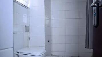 Familienapartment, Balkon, Stadtblick | Badezimmer