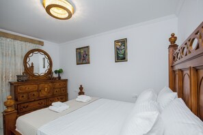 2 bedrooms, iron/ironing board, WiFi, bed sheets