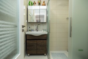 Sèche-cheveux, bidet, serviettes fournies, savon