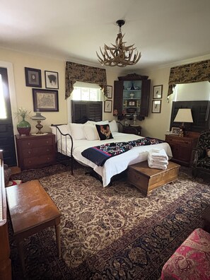 8 bedrooms, desk, iron/ironing board, free WiFi - Possum Trot Lodge - Wedding & Event Venue, Lodging for 18, Stone Fireplace (Roseland)