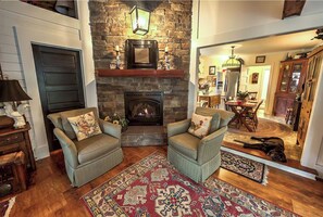 Smart TV, fireplace - Possum Trot Lodge - Wedding & Event Venue, Lodging for 18, Stone Fireplace (Roseland)
