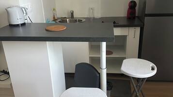 Een microgolfoven, een kookplaat