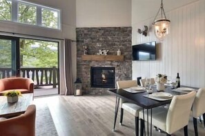 Dining - Stunning Condo - View Lake Tremblant & Mountain (Mont-Tremblant)